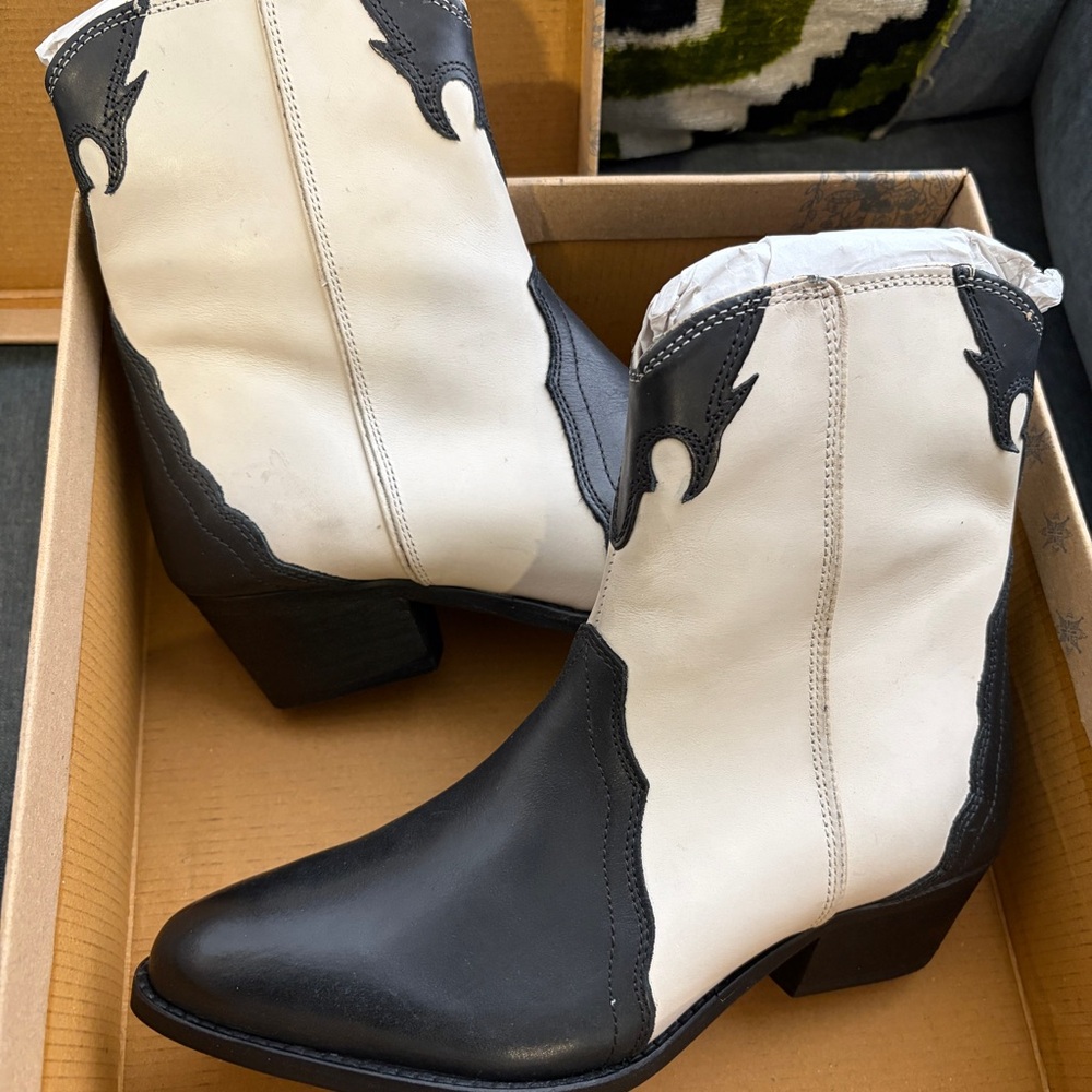 NIB Free People New Frontier Black and White Western Boots in Arctic Fox 38.5 - Picture 5 of 14
